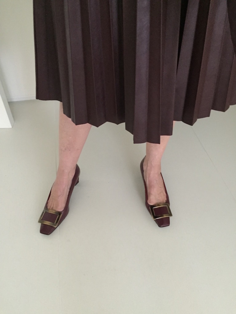screw dark red pleated skirt, burgundy amish heels